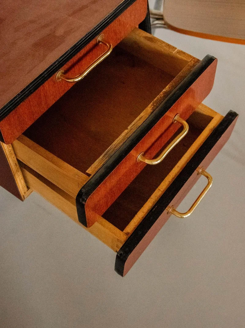 Yvan, le bureau en formica foncé et métal N°513