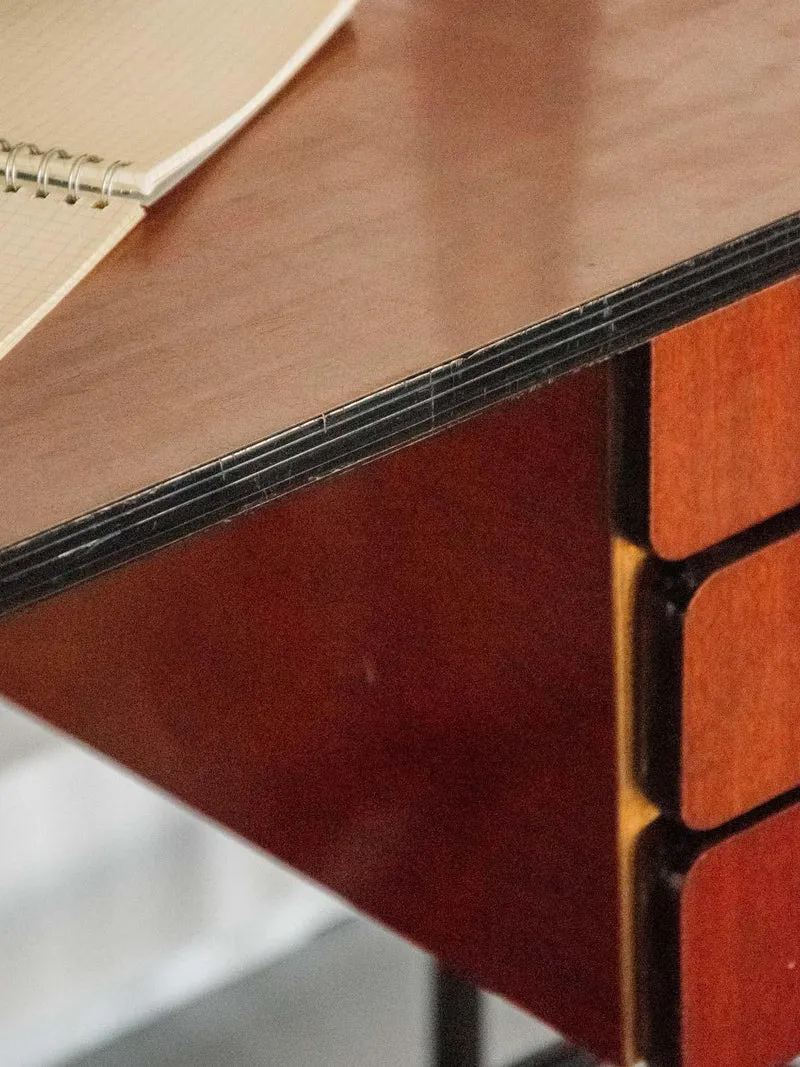 Yvan, le bureau en formica foncé et métal N°513