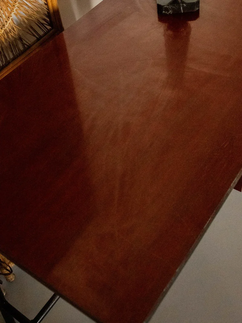 Yvan, le bureau en formica foncé et métal N°513