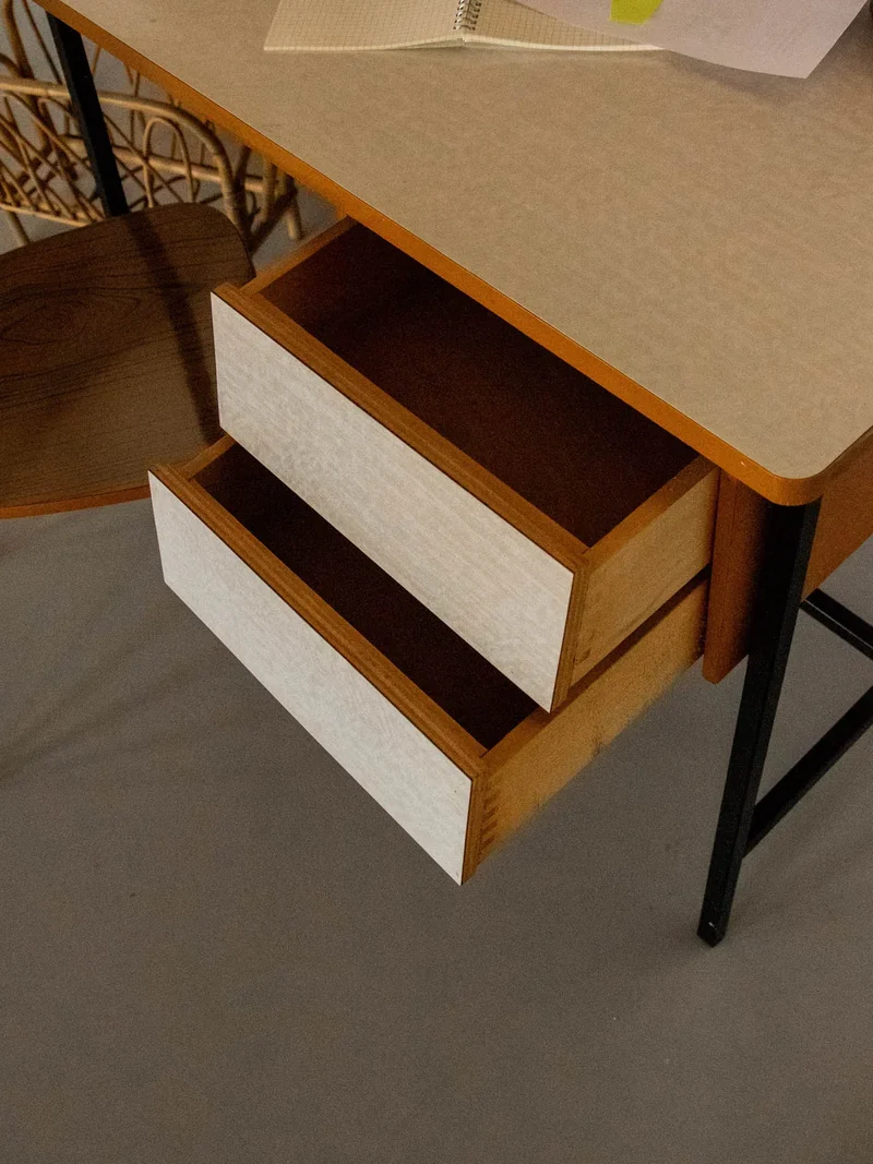 Yvan, le bureau en formica et métal noir N°512