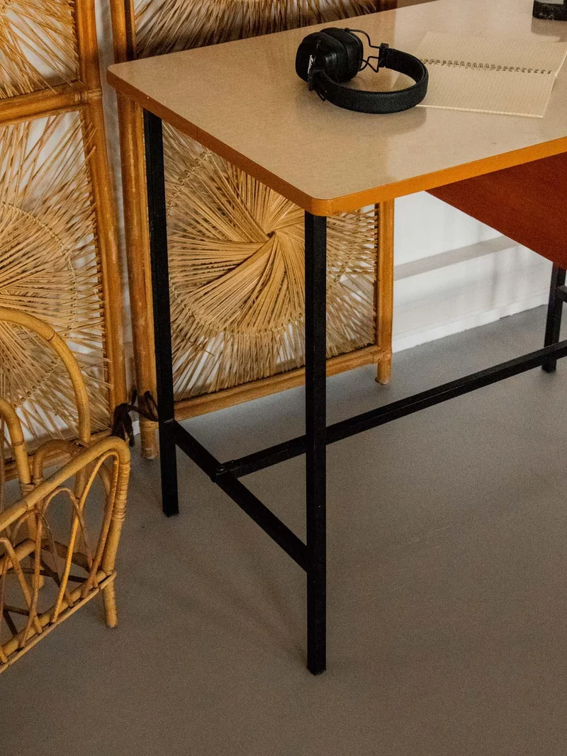 Yvan, le bureau en formica et métal noir N°512