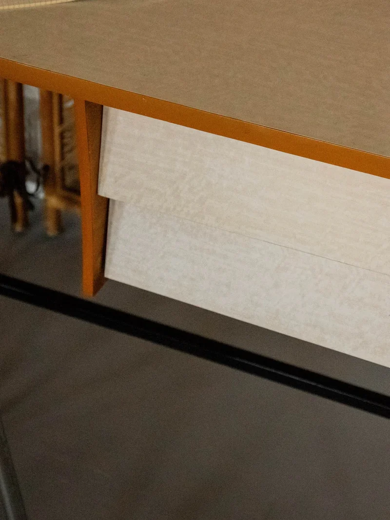 Yvan, le bureau en formica et métal noir N°512