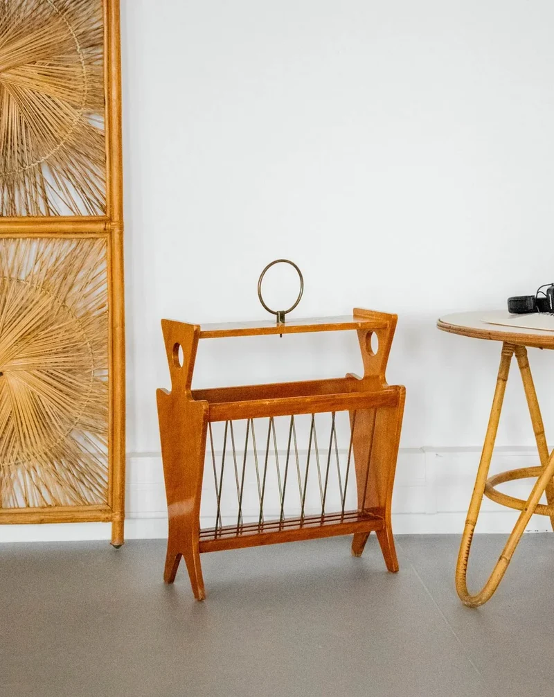 Désiré, le porte-revues en bois foncé N°181