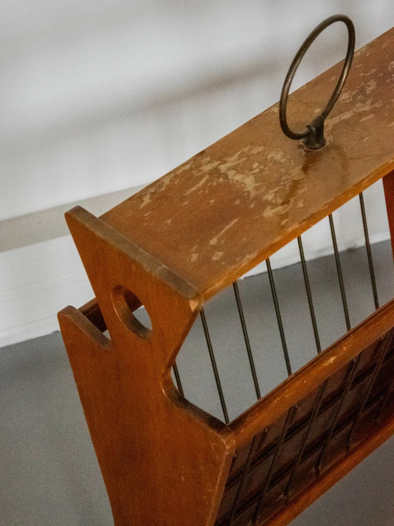 Désiré, le porte-revues en bois foncé N°181
