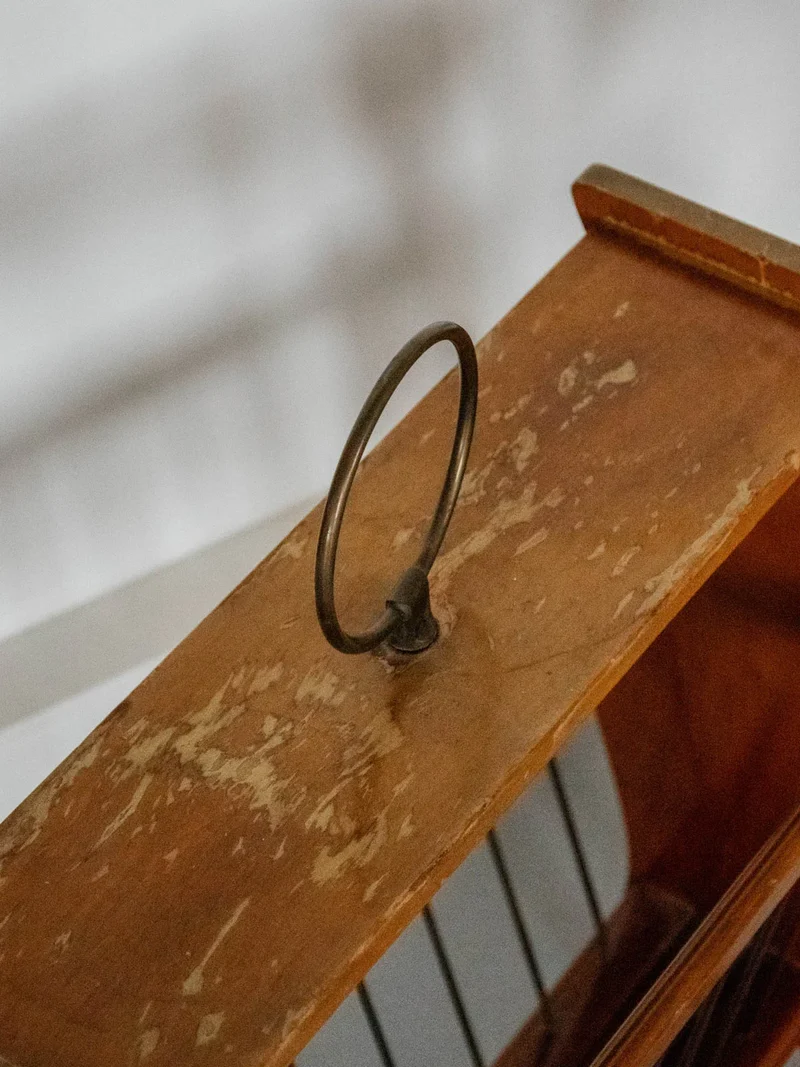 Désiré, le porte-revues en bois foncé N°181