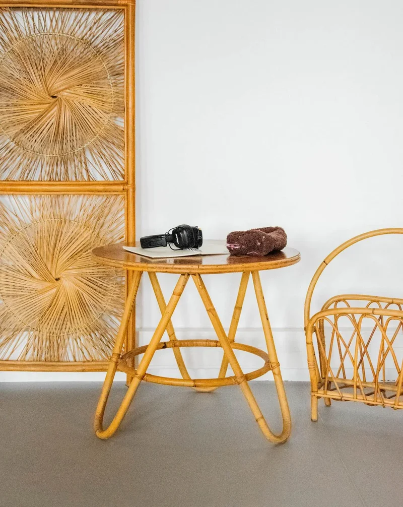 Léonie, la table basse en bois foncé et rotin N°834