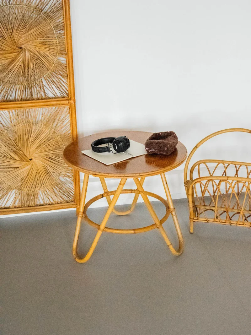 Léonie, la table basse en bois foncé et rotin N°834