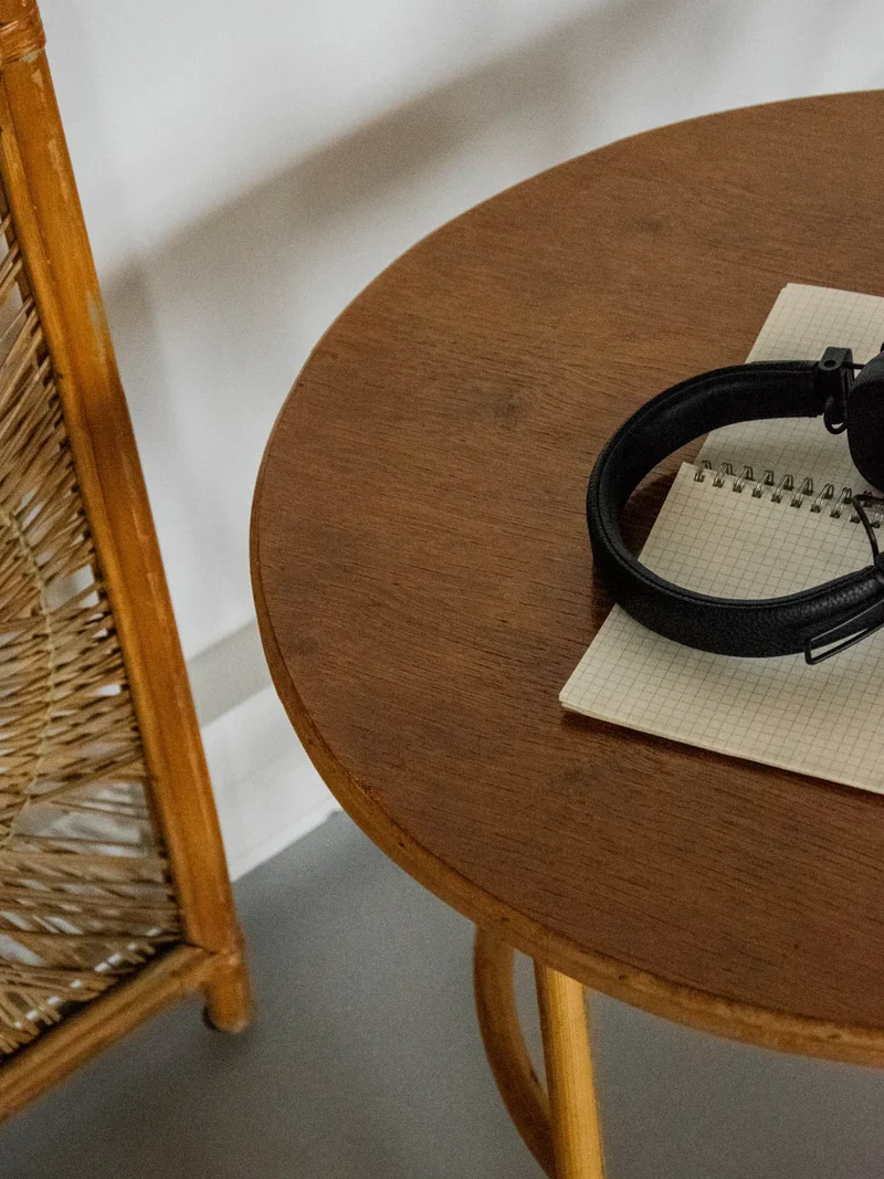 Léonie, la table basse en bois foncé et rotin N°834