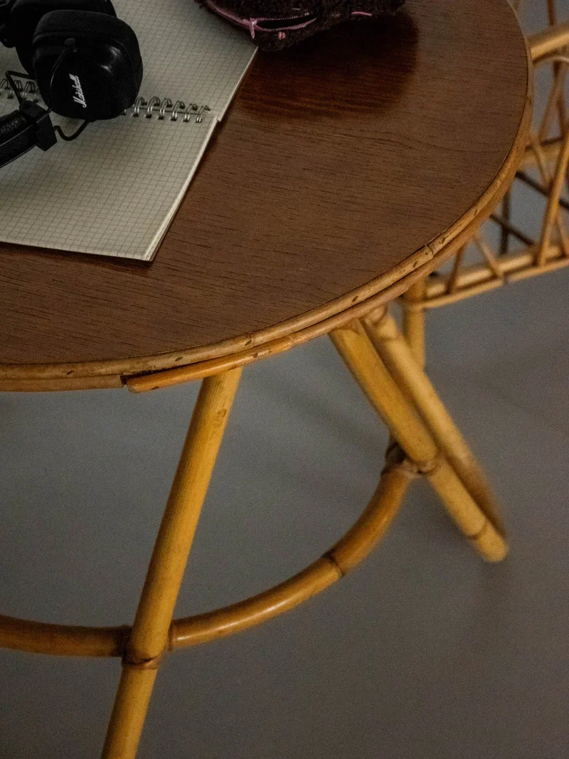 Léonie, la table basse en bois foncé et rotin N°834