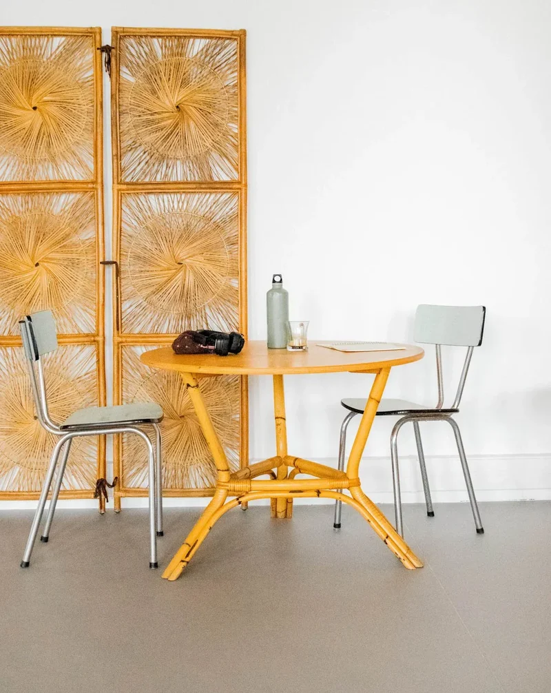 Romy, la table à manger en bois clair et bambou N°1280