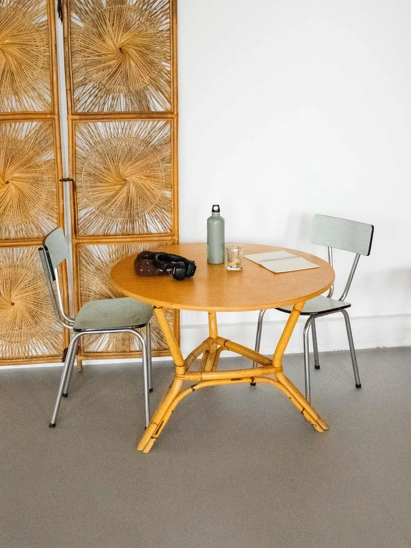 Romy, la table à manger en bois clair et bambou N°1280