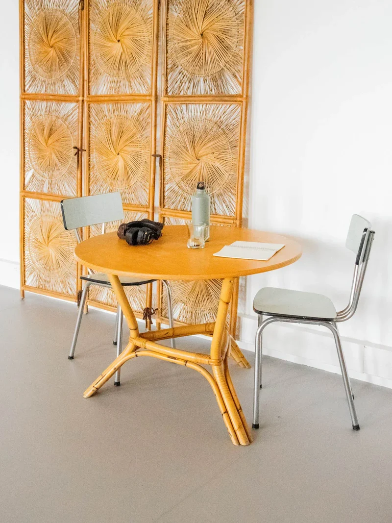 Romy, la table à manger en bois clair et bambou N°1280