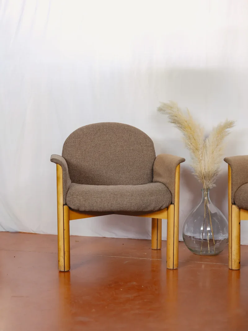 Jakob, la paire de fauteuils en tissu et bois N°949