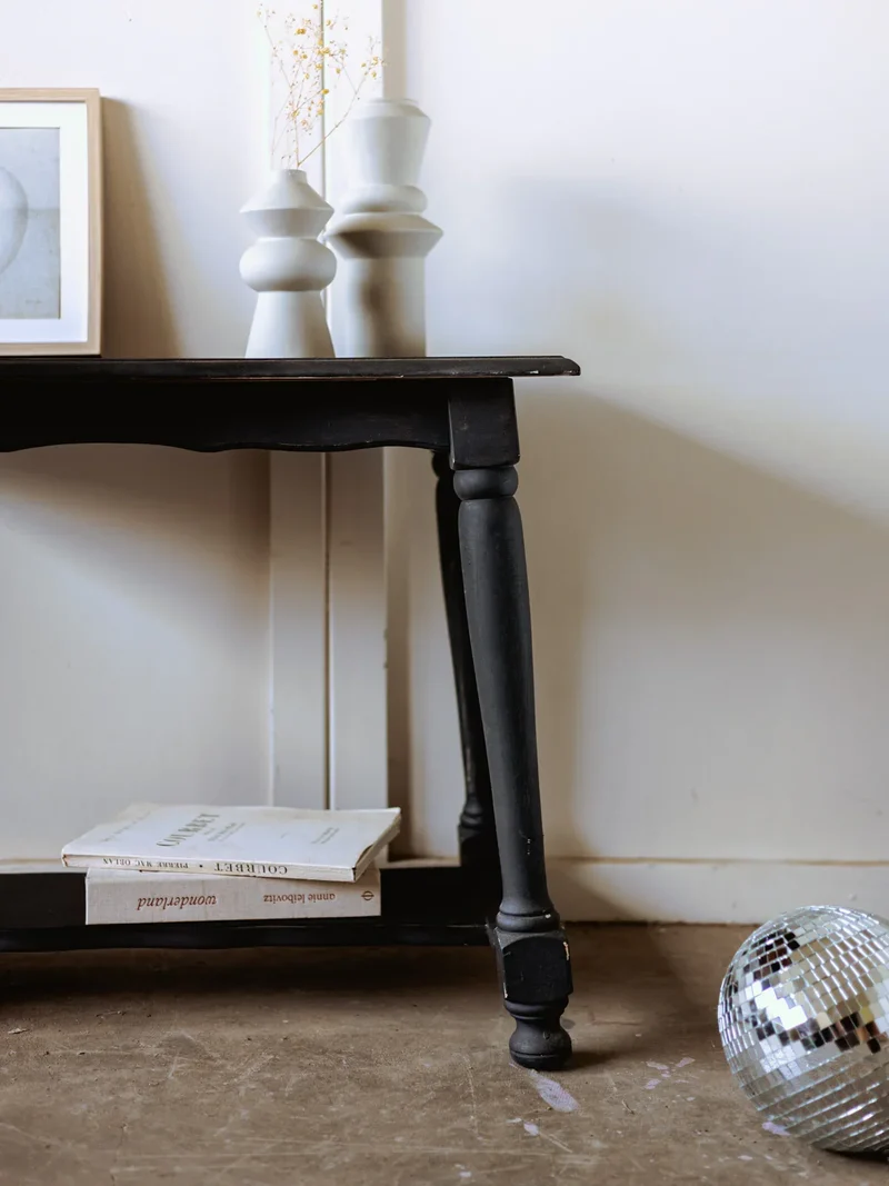 Francine, la table d'appoint noire en bois N°812