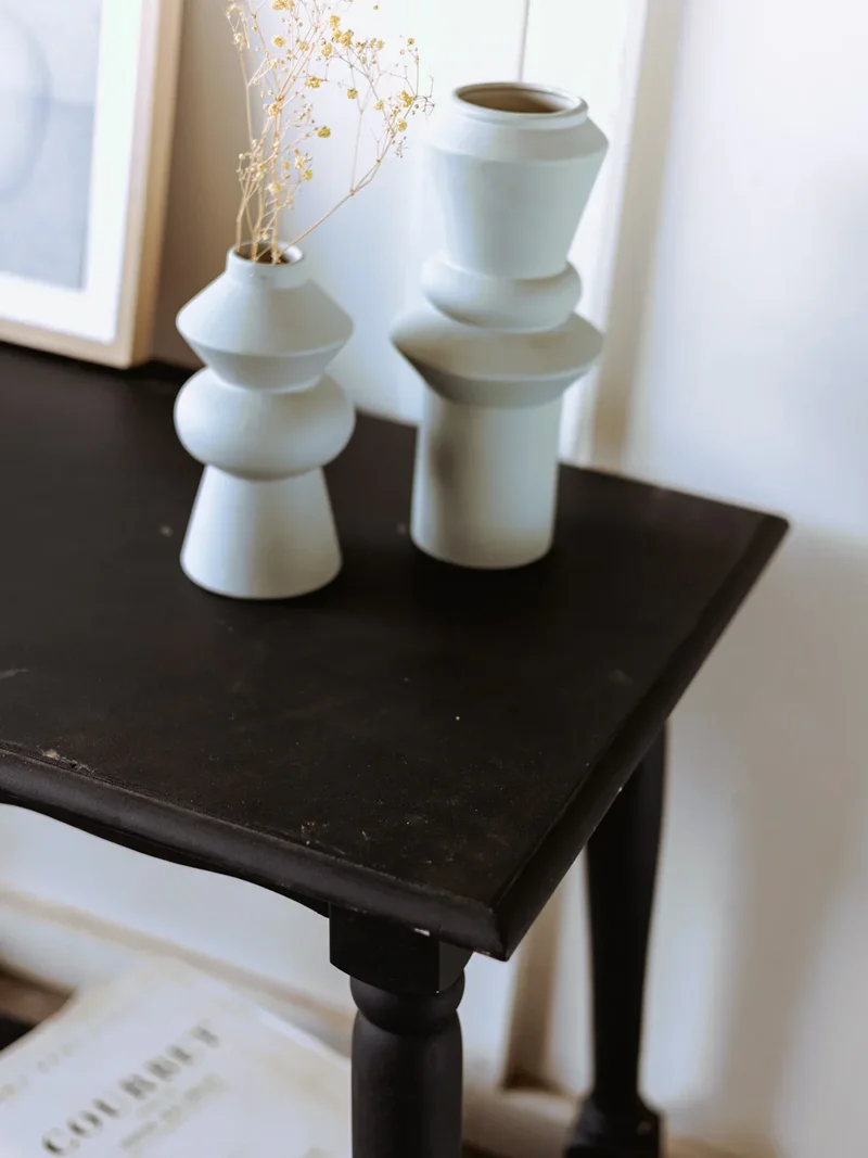 Francine, la table d'appoint noire en bois N°812