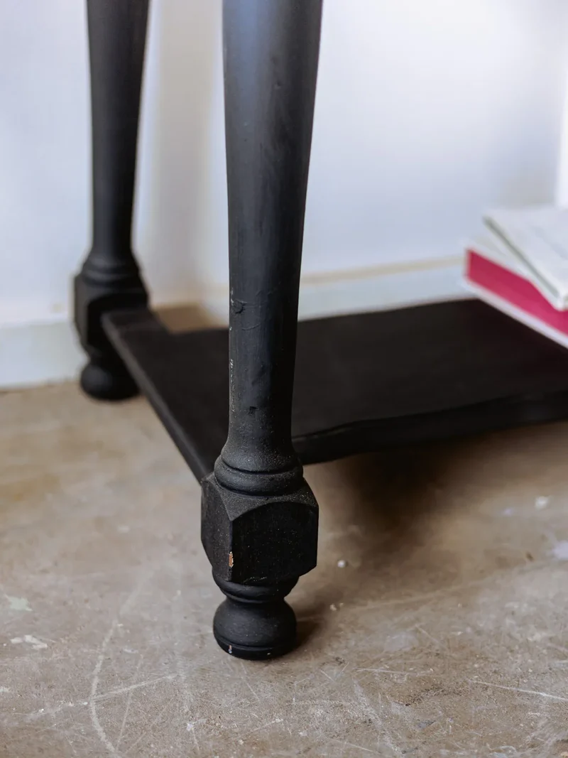 Francine, la table d'appoint noire en bois N°812