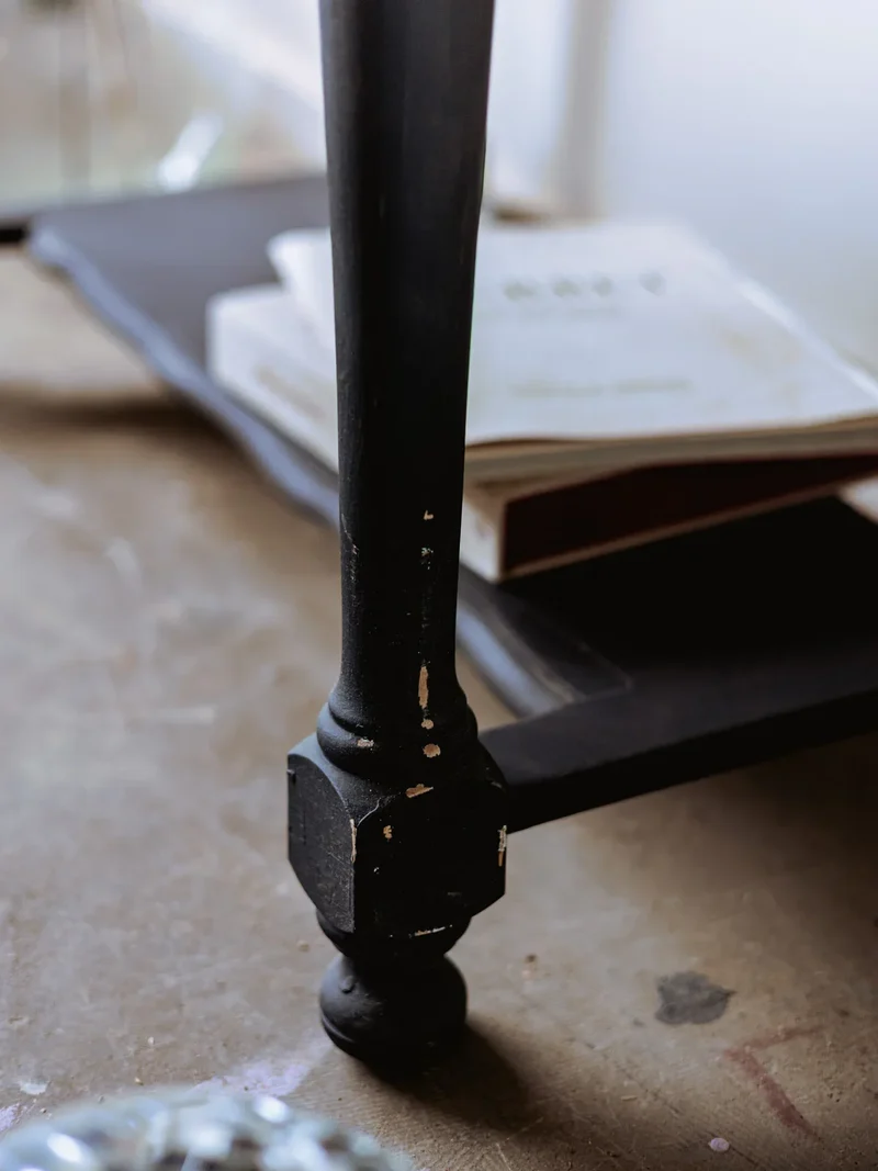 Francine, la table d'appoint noire en bois N°812