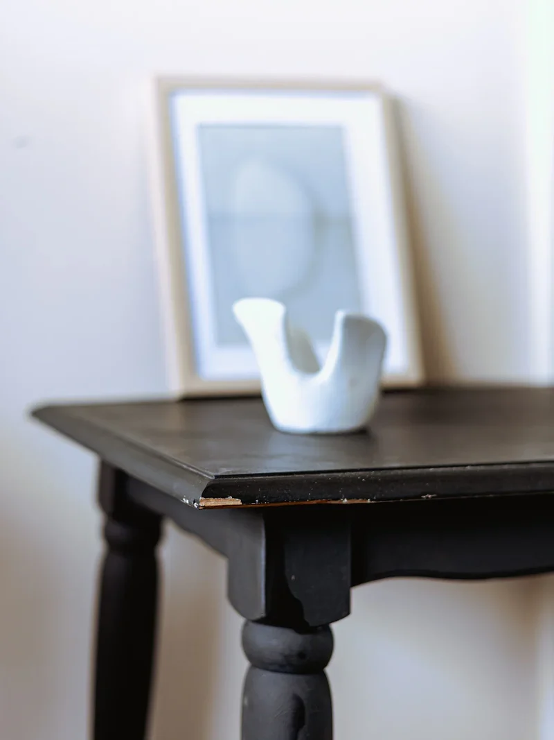 Francine, la table d'appoint noire en bois N°812