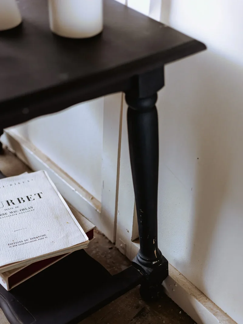 Francine, la table d'appoint noire en bois N°812