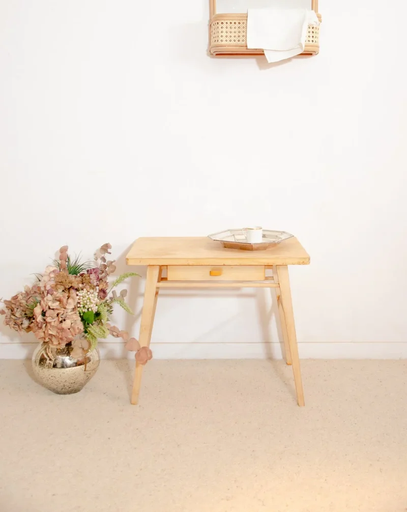 Francine, la table d'appoint en bois clair N°888