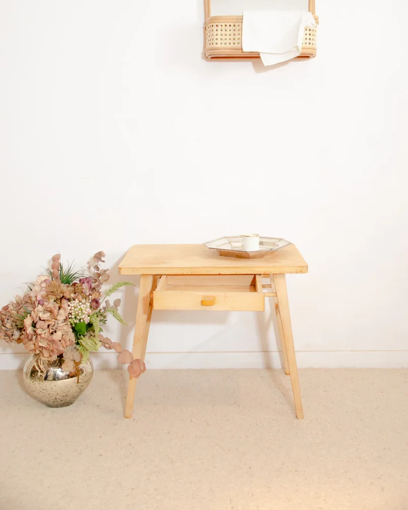 Francine, la table d'appoint en bois clair N°888
