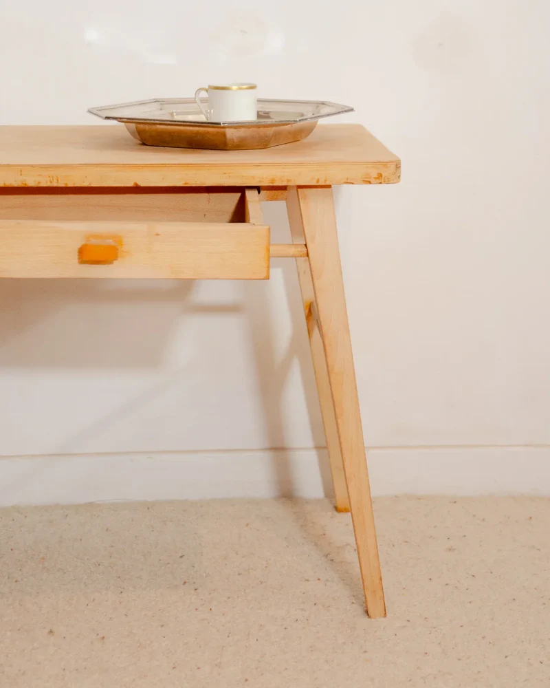 Francine, la table d'appoint en bois clair N°888