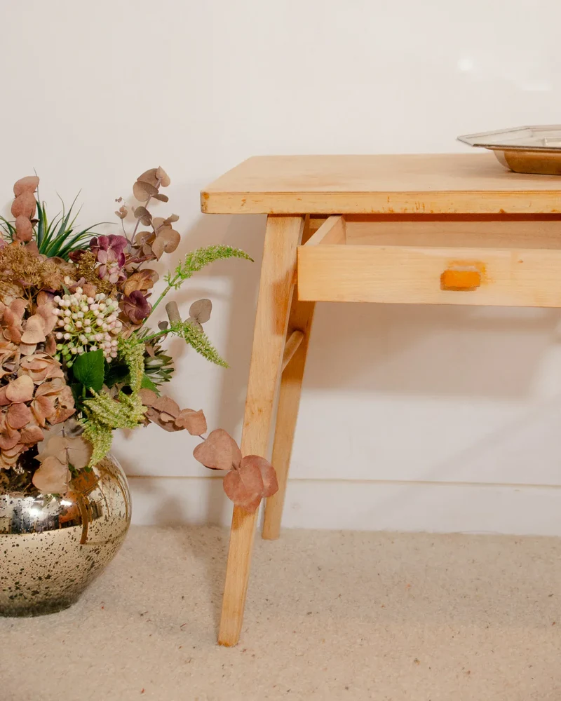 Francine, la table d'appoint en bois clair N°888