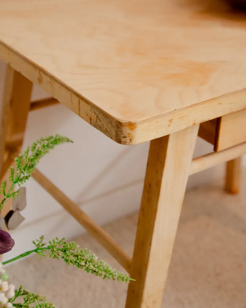 Francine, la table d'appoint en bois clair N°888