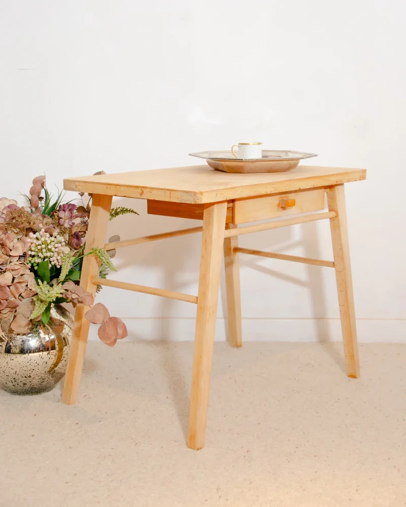 Francine, la table d'appoint en bois clair N°888