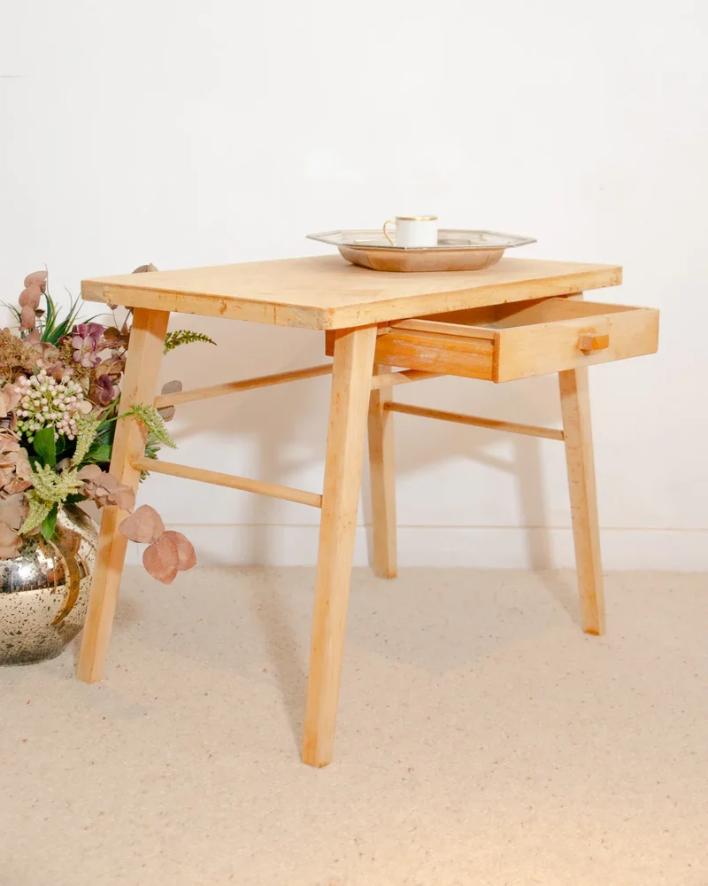 Francine, la table d'appoint en bois clair N°888