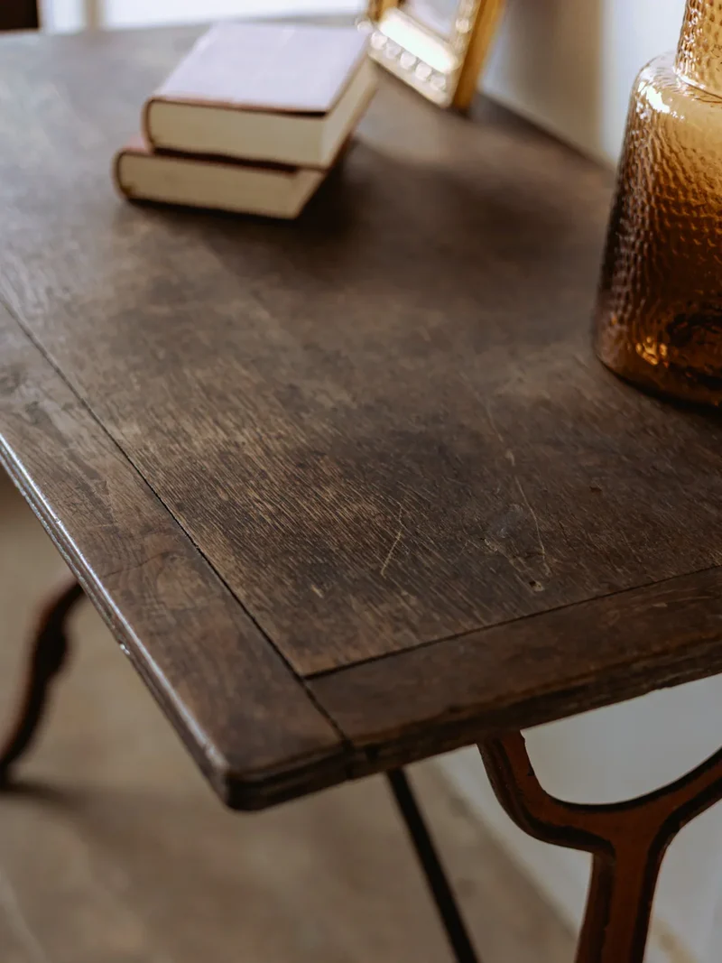 Denise, la table à manger bistro en bois et fonte N°106