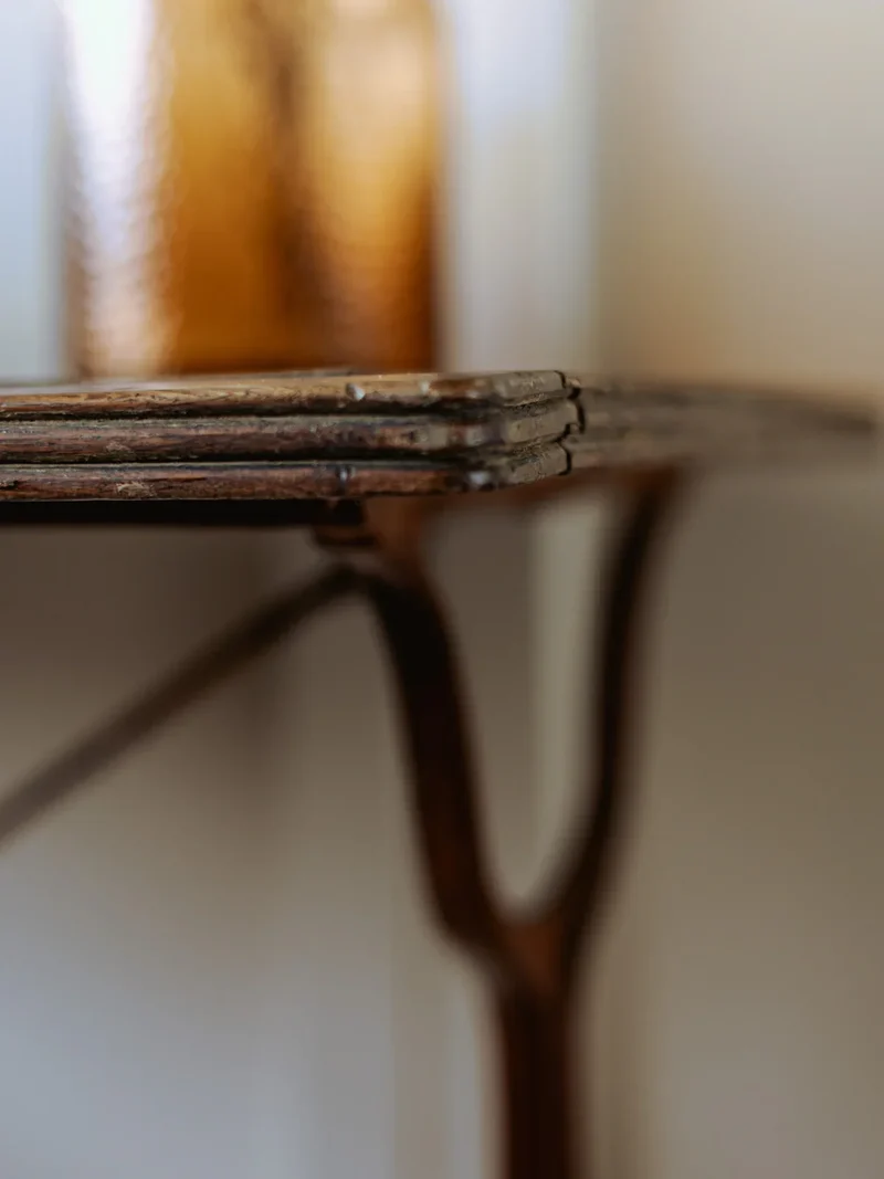 Denise, la table à manger bistro en bois et fonte N°106