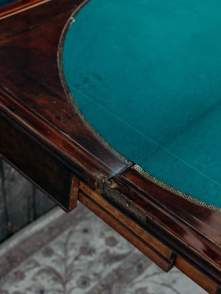 Billie, la table de jeux pliante en acajou N°8