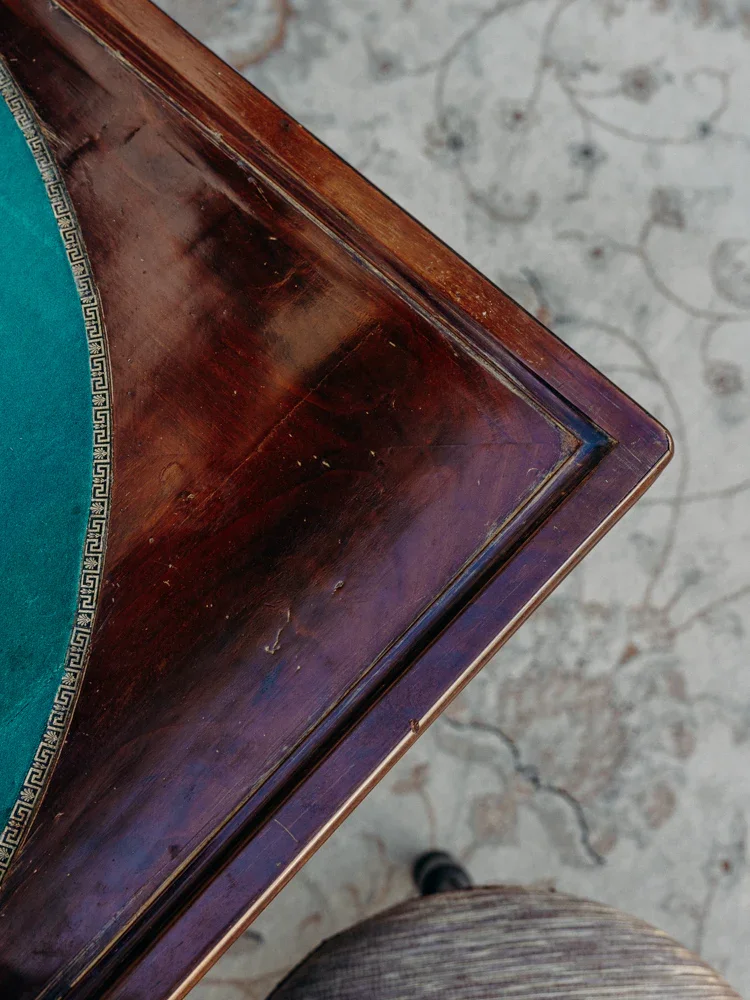 Billie, la table de jeux pliante en acajou N°8