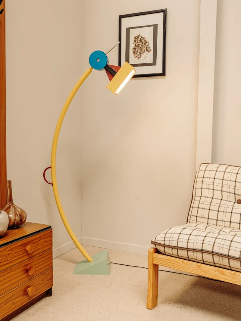 Julien, le lampadaire coloré et géométrique N°364