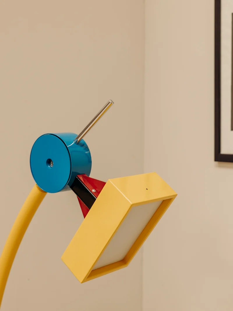 Julien, le lampadaire coloré et géométrique N°364