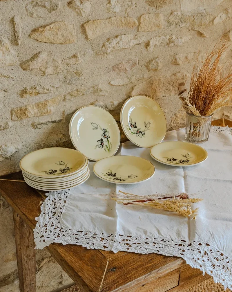 Antoinette, l'ensemble de 12 assiettes à dessert N°225