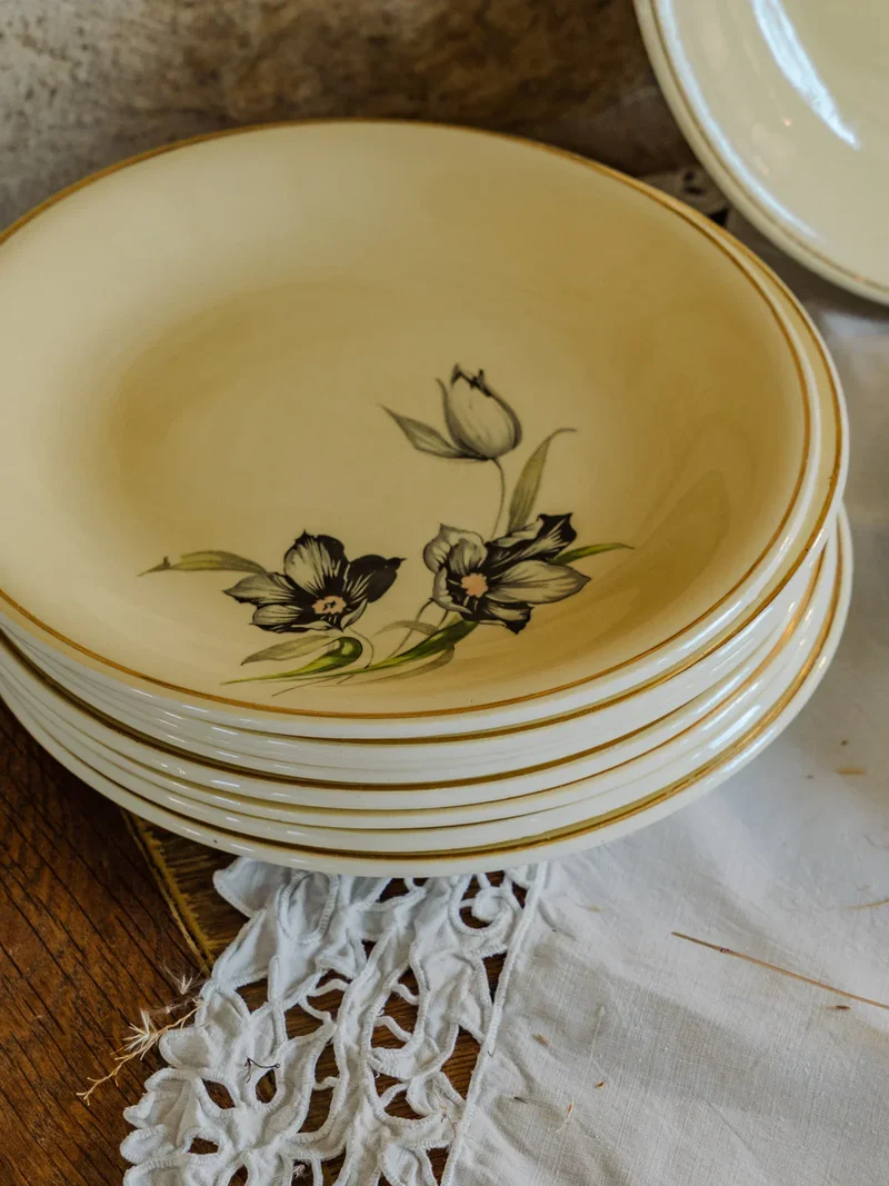 Antoinette, l'ensemble de 12 assiettes à dessert N°225
