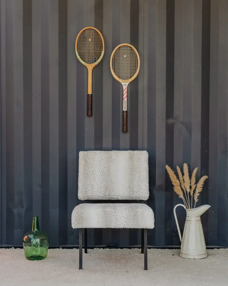 Alma, la chaise en métal noir et fourrure blanche N°1491