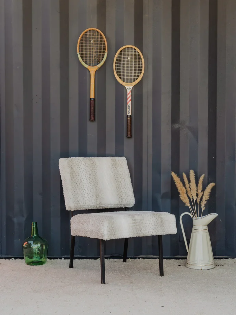 Alma, la chaise en métal noir et fourrure blanche N°1491