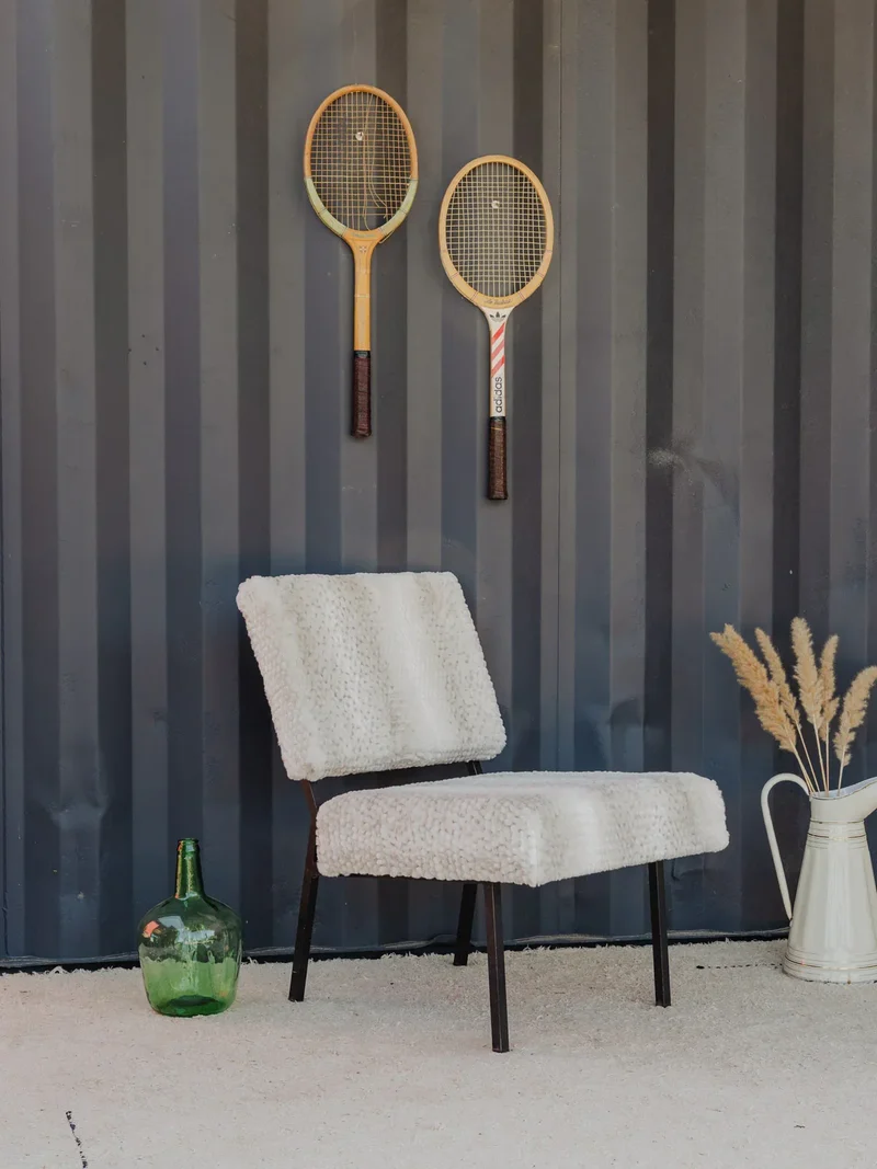 Alma, la chaise en métal noir et fourrure blanche N°1491