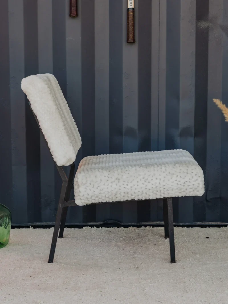 Alma, la chaise en métal noir et fourrure blanche N°1491