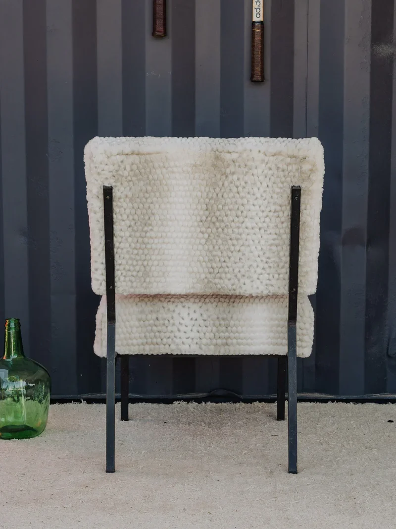 Alma, la chaise en métal noir et fourrure blanche N°1491