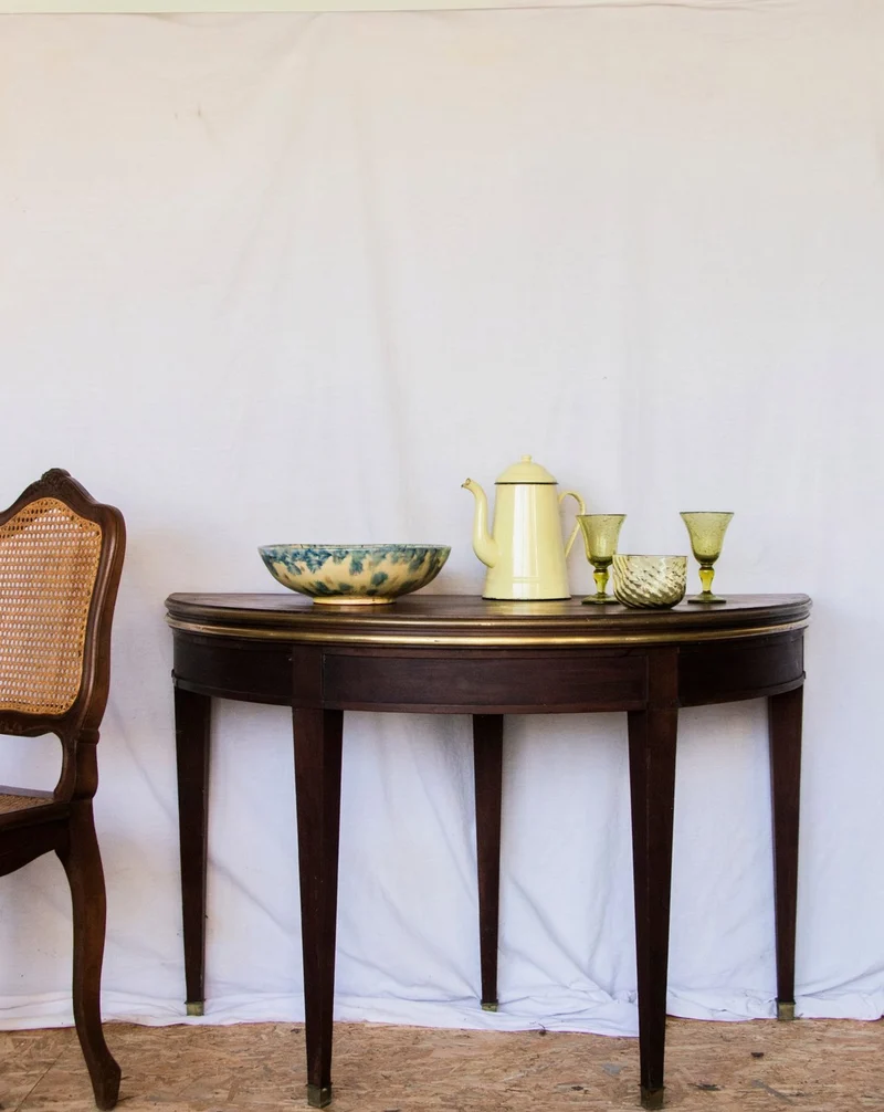 Romy, la table à manger demi-lune en cuir N°651
