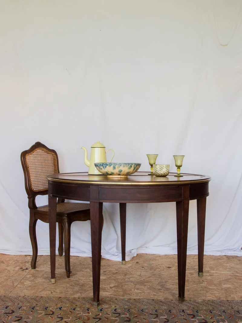 Romy, la table à manger demi-lune en cuir N°651