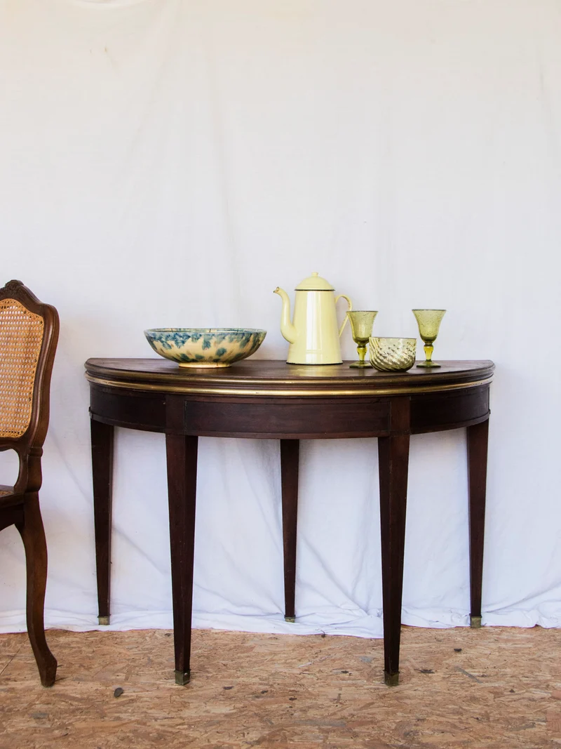 Romy, la table à manger demi-lune en cuir N°651