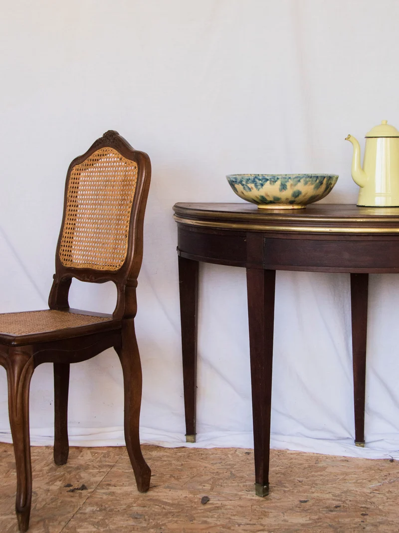 Romy, la table à manger demi-lune en cuir N°651