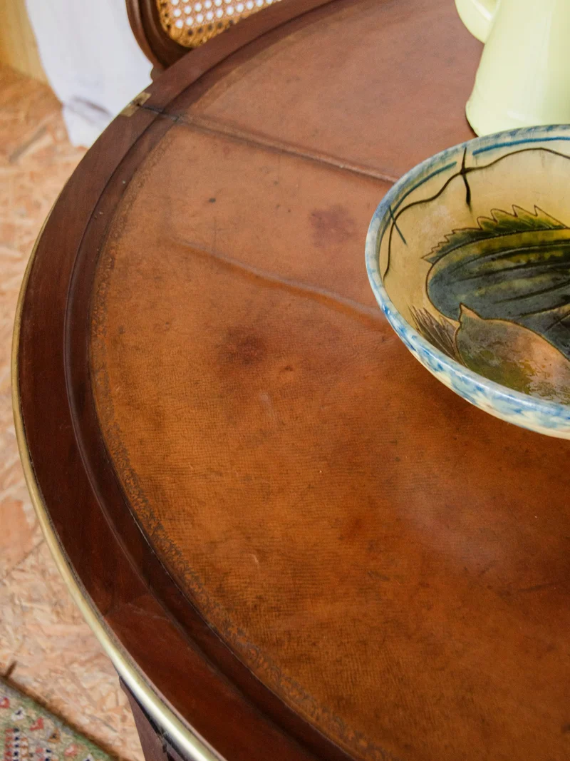 Romy, la table à manger demi-lune en cuir N°651