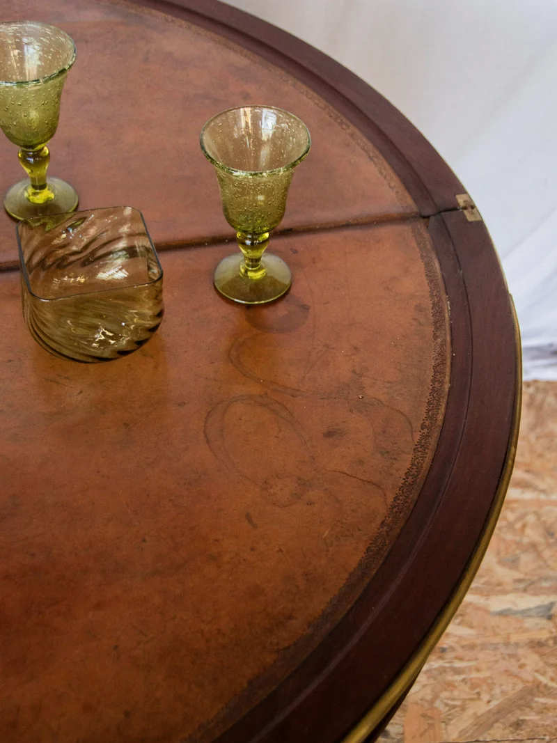 Romy, la table à manger demi-lune en cuir N°651