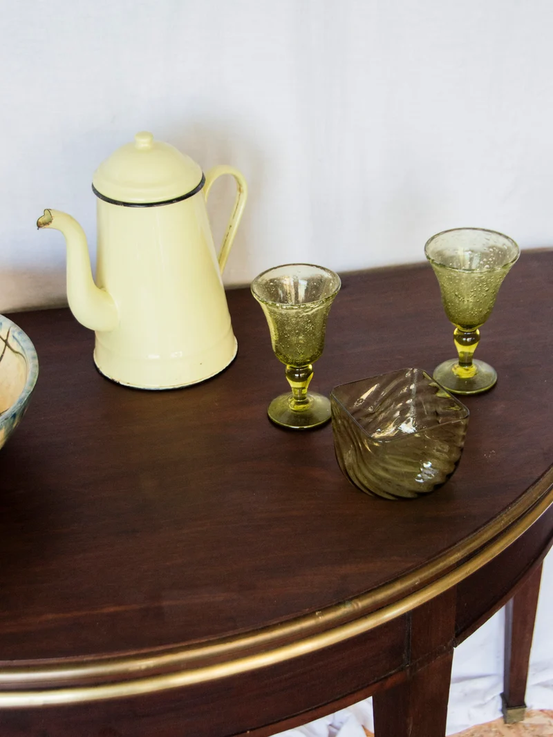 Romy, la table à manger demi-lune en cuir N°651